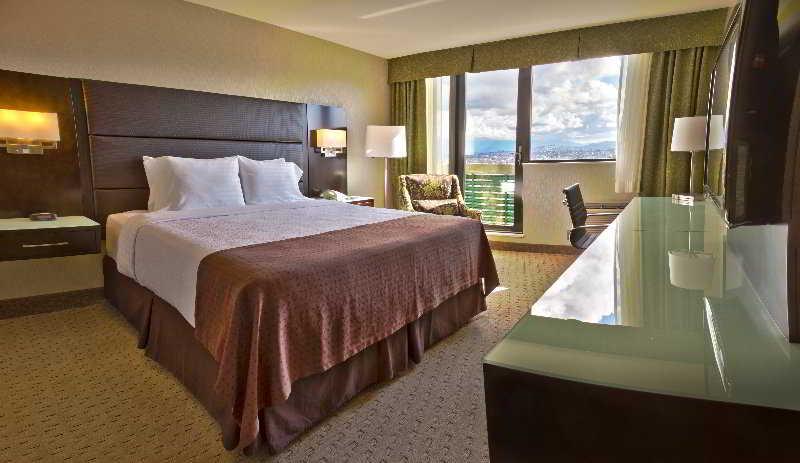 Holiday Inn Vancouver-Centre Broadway By Ihg Екстериор снимка