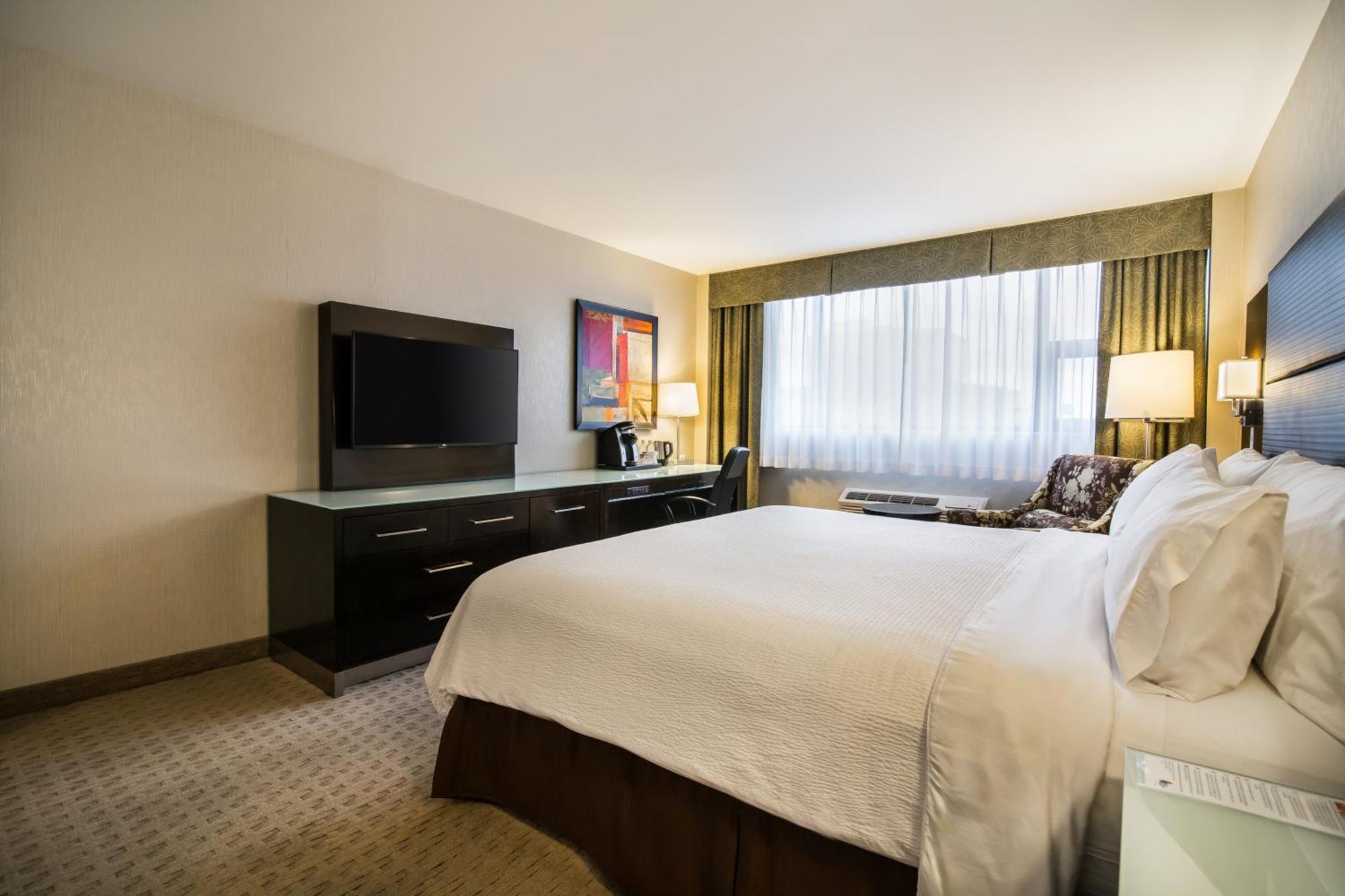 Holiday Inn Vancouver-Centre Broadway By Ihg Екстериор снимка