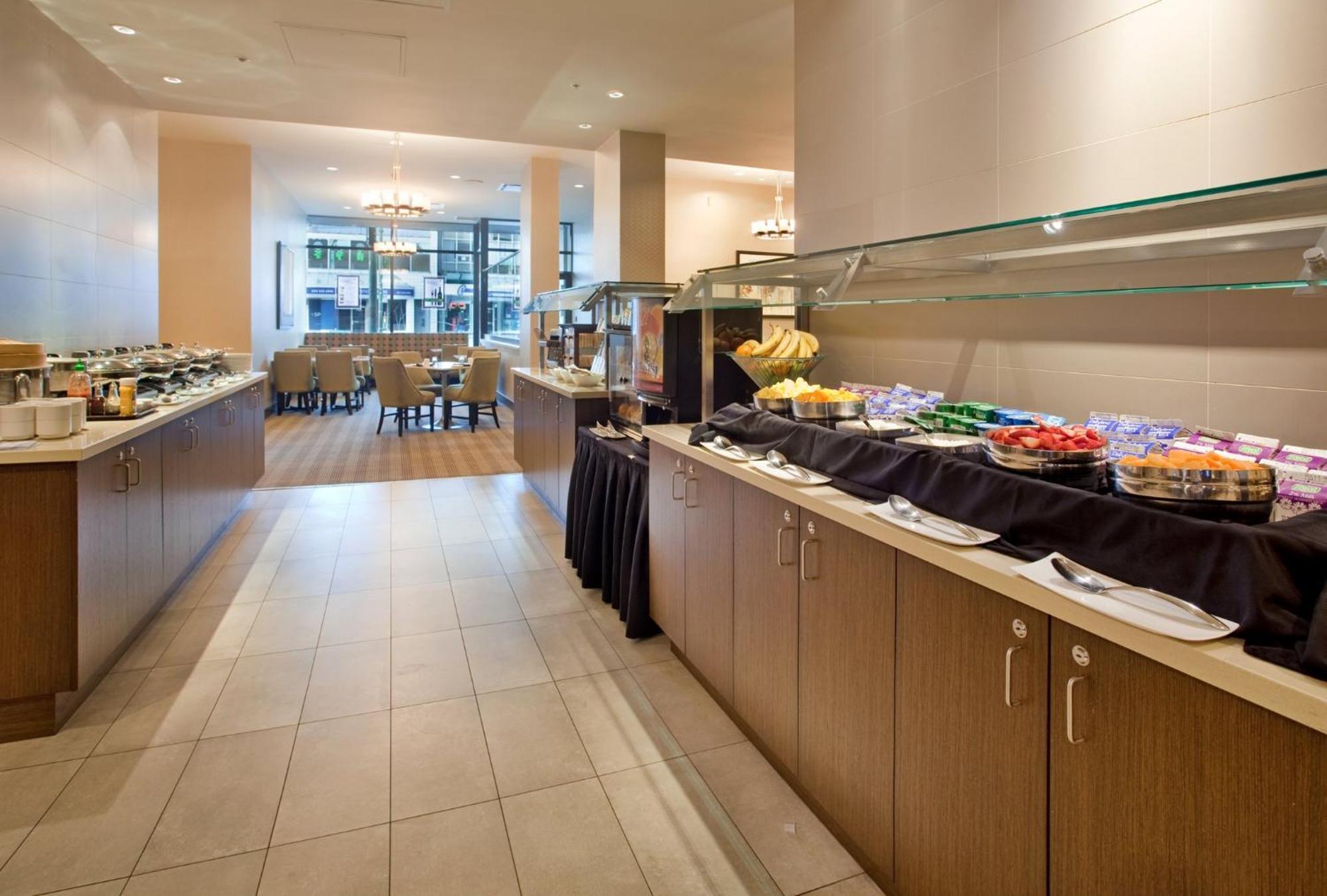 Holiday Inn Vancouver-Centre Broadway By Ihg Екстериор снимка
