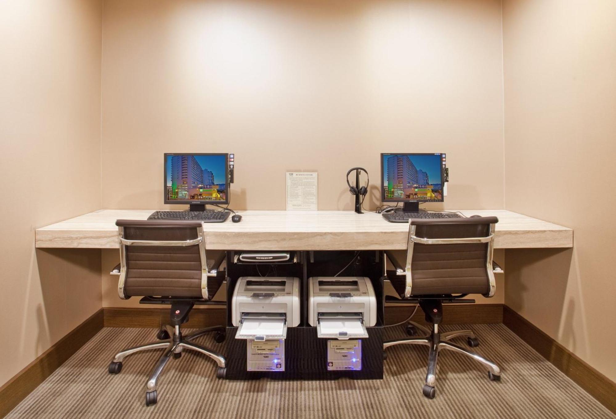 Holiday Inn Vancouver-Centre Broadway By Ihg Екстериор снимка