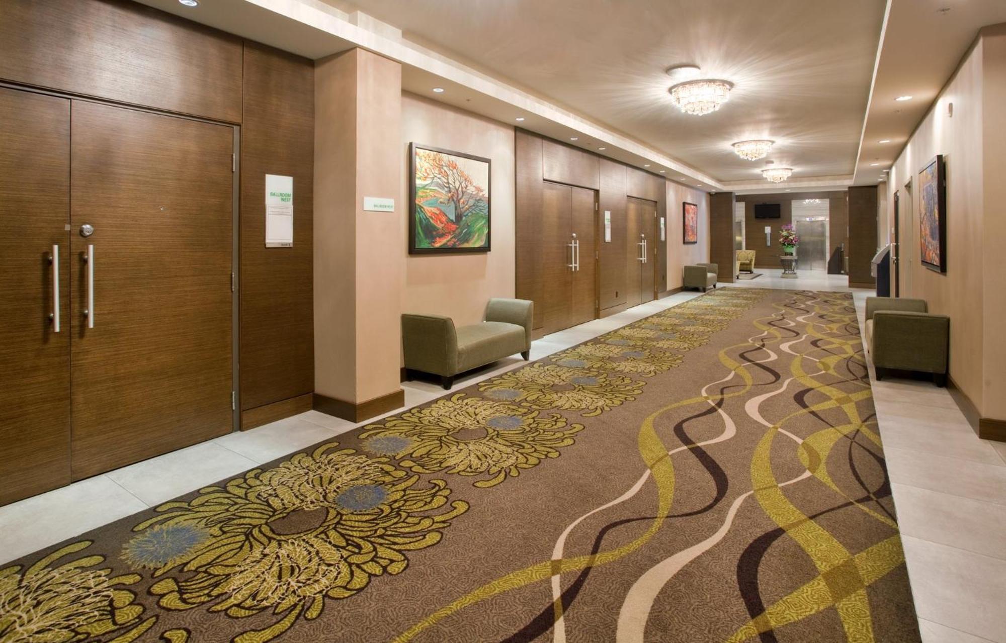 Holiday Inn Vancouver-Centre Broadway By Ihg Екстериор снимка